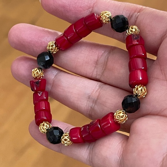 Red coral faceted black onyx gold tone spacer bead stretchy bracelet - Picture 4 of 4